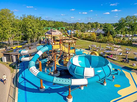 Gran complejo acuático con toboganes y juegos de agua en el camping CAPFUN De Belten en Rheeze.