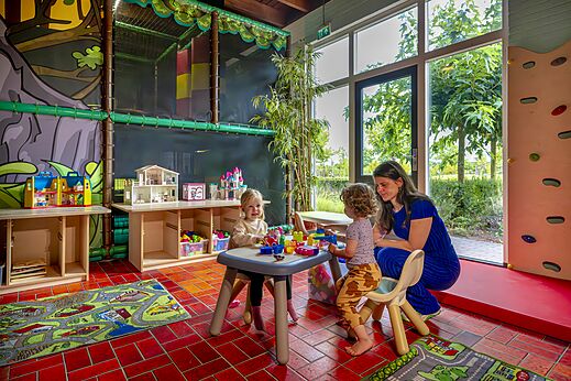Zona de juegos interior con niños jugando en el camping CAPFUN De Belten en Rheeze.
