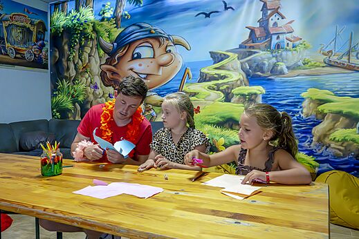 Actividad de animación creativa para niños en el camping CAPFUN De Belten en Rheeze.