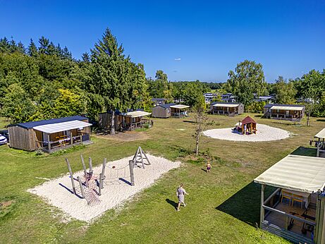Mobil-homes y zonas de juegos con estructuras de escalada en el camping CAPFUN De Belten en Rheeze.