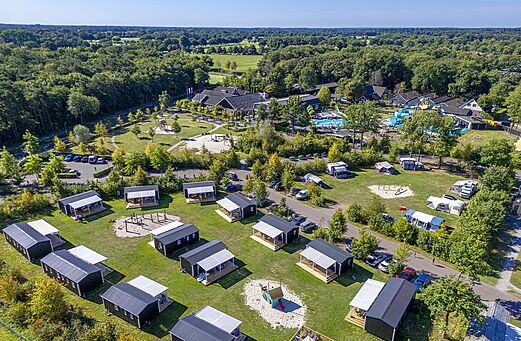 Vista a�rea del camping con casas m�viles y piscina en CAPFUN De Belten Rheeze.