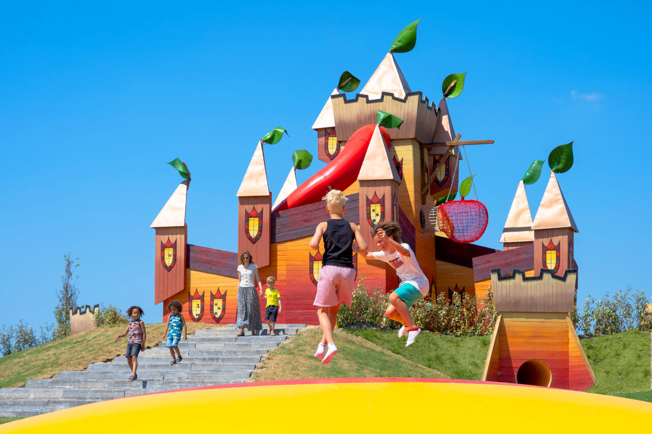 Zona de juegos castillo, tobog�n, trampol�n para ni�os en el CAPFUN De Bongerd.
