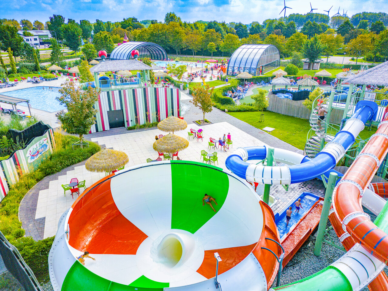 Parque acu�tico con toboganes gigantes y piscinas en el camping CAPFUN De Bongerd a Tuitjenhorn.