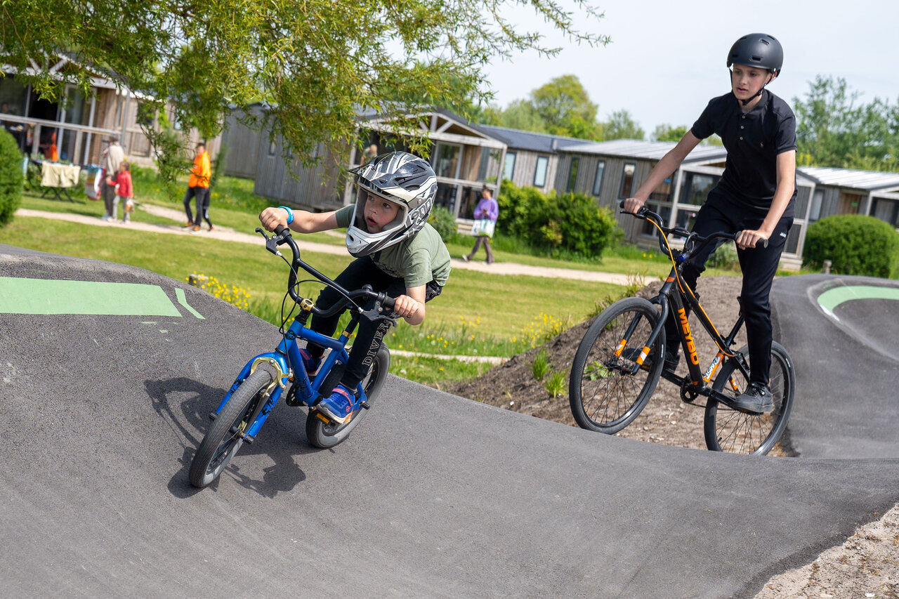 Ni�os en bicicleta en el pump track del camping CAPFUN De Bongerd en Tuitjenhorn.
