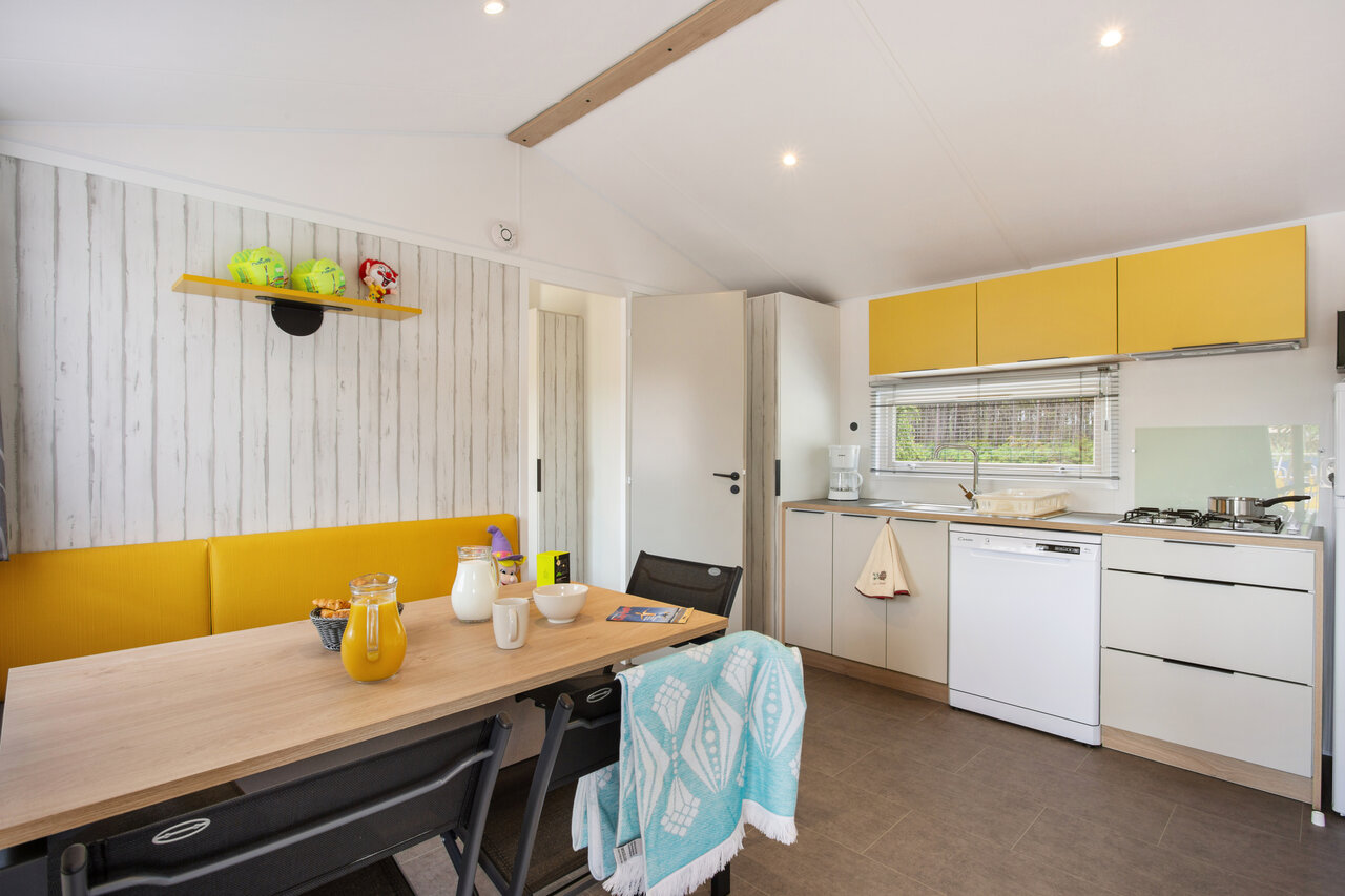 Cocina equipada y comedor moderno en mobil-home en el camping CAPFUN De Bongerd a Tuitjenhorn.