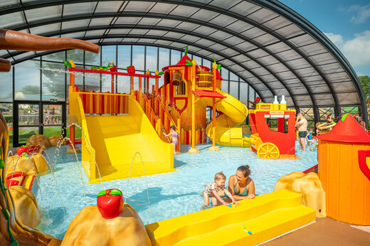 Parque acuático cubierto con toboganes y juegos en CAPFUN De Bongerd Tuitjenhorn.