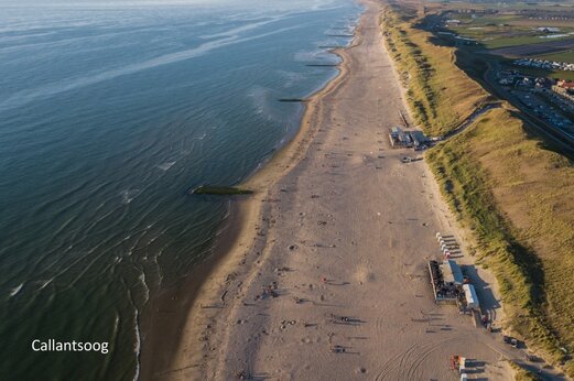 Larga playa de arena fina y mar en Callantsoog, un destino costero en los Países Bajos.