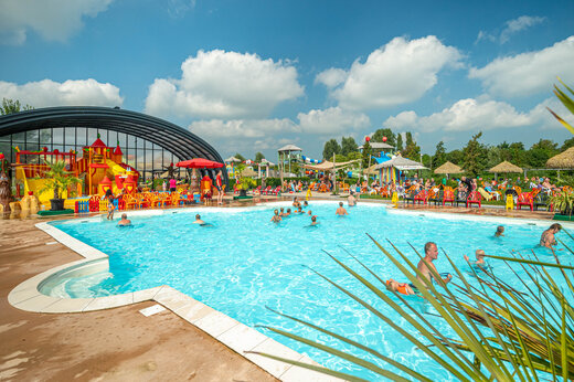Piscina exterior, toboganes y juegos acuáticos en el camping CAPFUN De Bongerd en Tuitjenhorn.