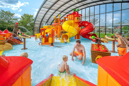 Piscina cubierta, toboganes y juegos acuáticos en el camping CAPFUN De Bongerd en Tuitjenhorn.
