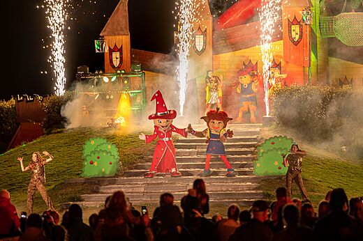 Espectáculo nocturno con mascotas y fuegos artificiales en el camping CAPFUN De Bongerd en Tuitjenhorn.