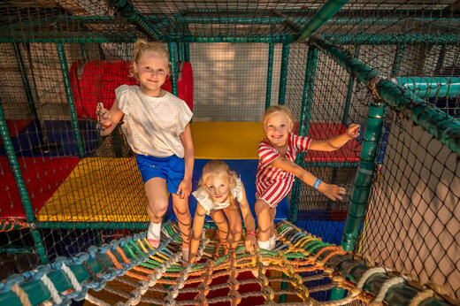 Niños jugando en el área de juegos interior del camping CAPFUN De Bongerd en Tuitjenhorn.