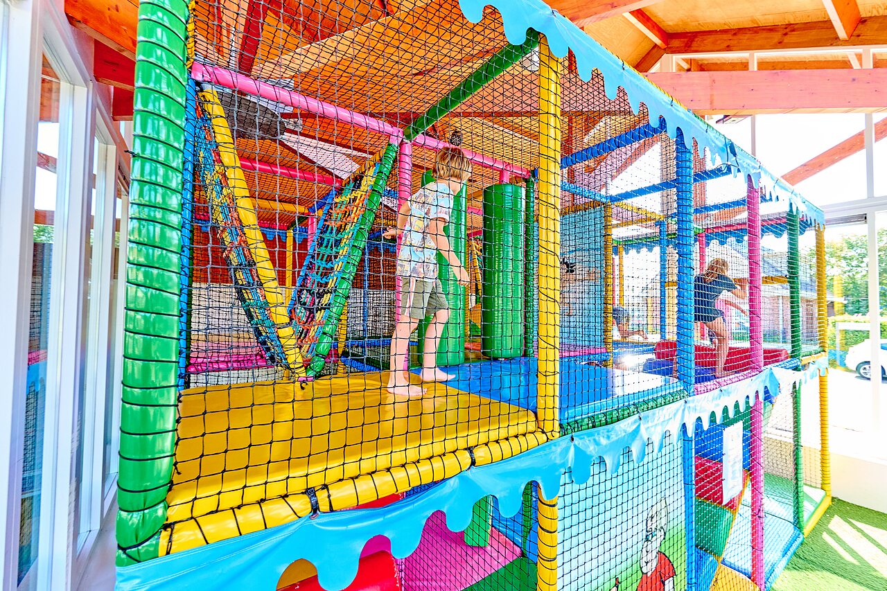 Zona de juegos interior colorida con ni�os en el camping CAPFUN De Eikenhof en Paasloo/Oldemarkt.