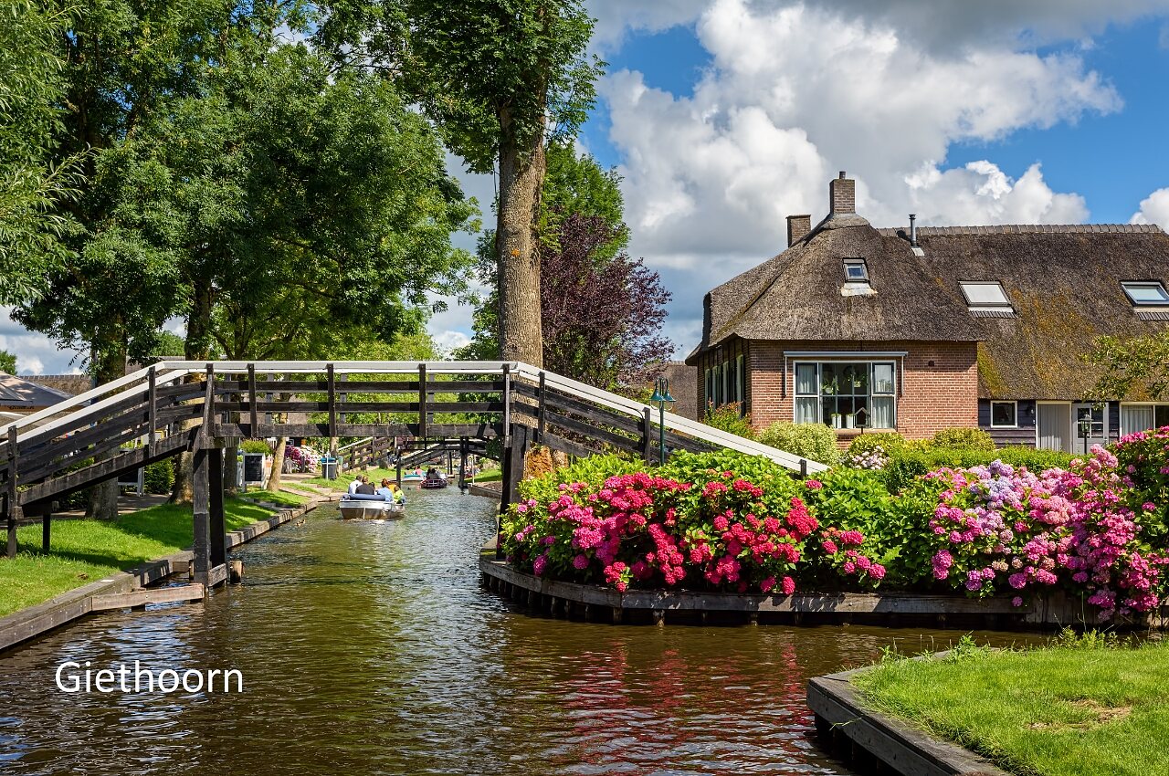 Pueblo de Giethoorn con canales y casas de tejado de paja, para visitar cerca del camping.