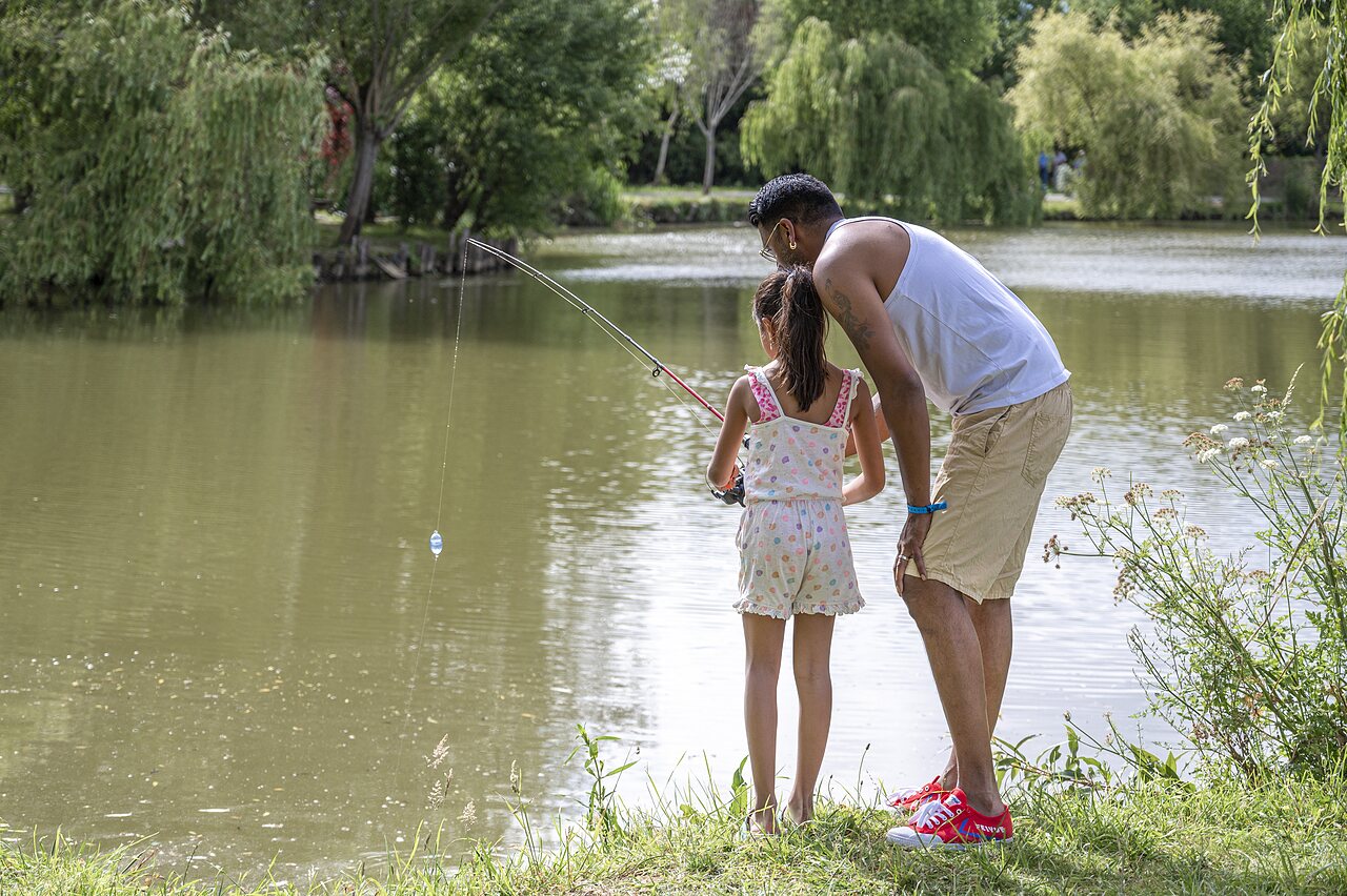 Pesca familiar en el lago del camping CAPFUN De Eikenhof en Paasloo/Oldemarkt.