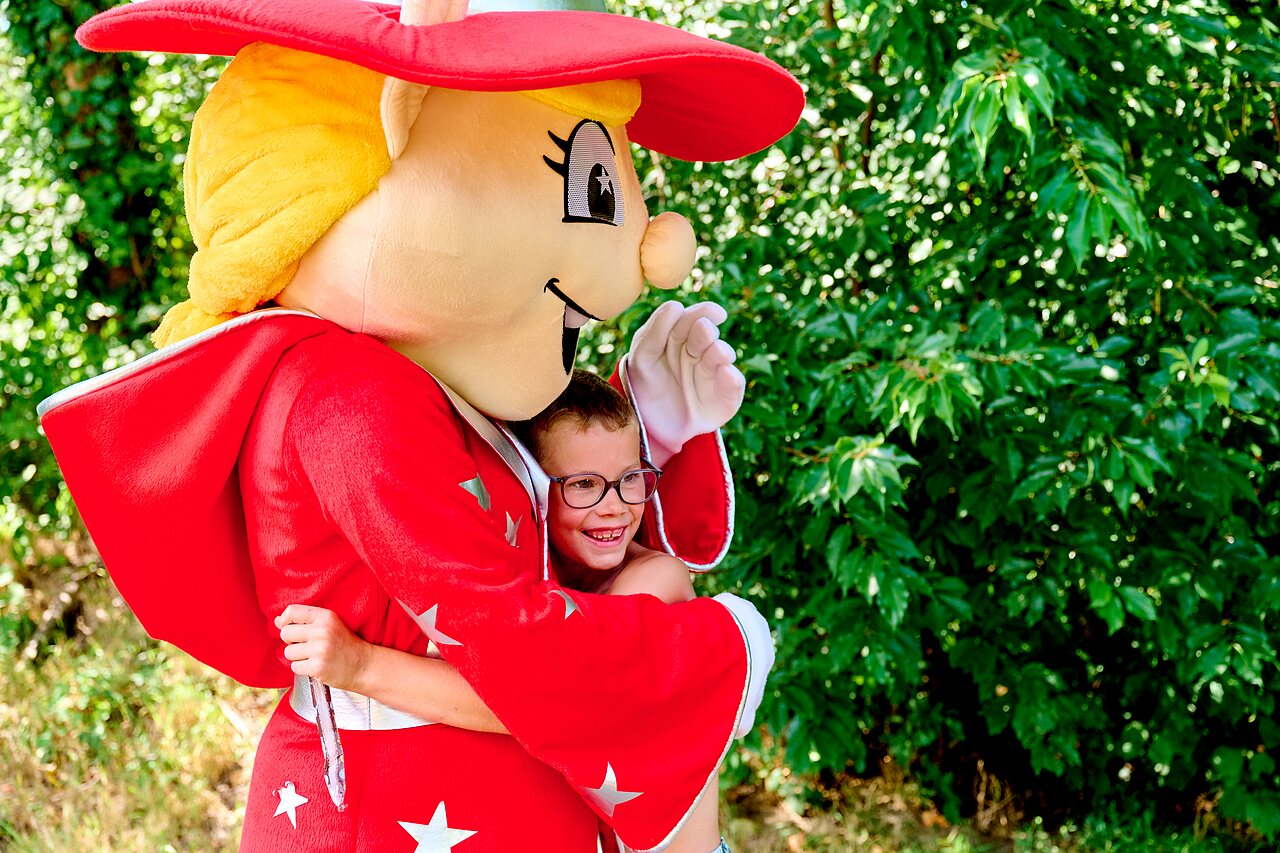 Ni�o sonriente abrazando la mascota del camping CAPFUN De Eikenhof en Paasloo/Oldemarkt.