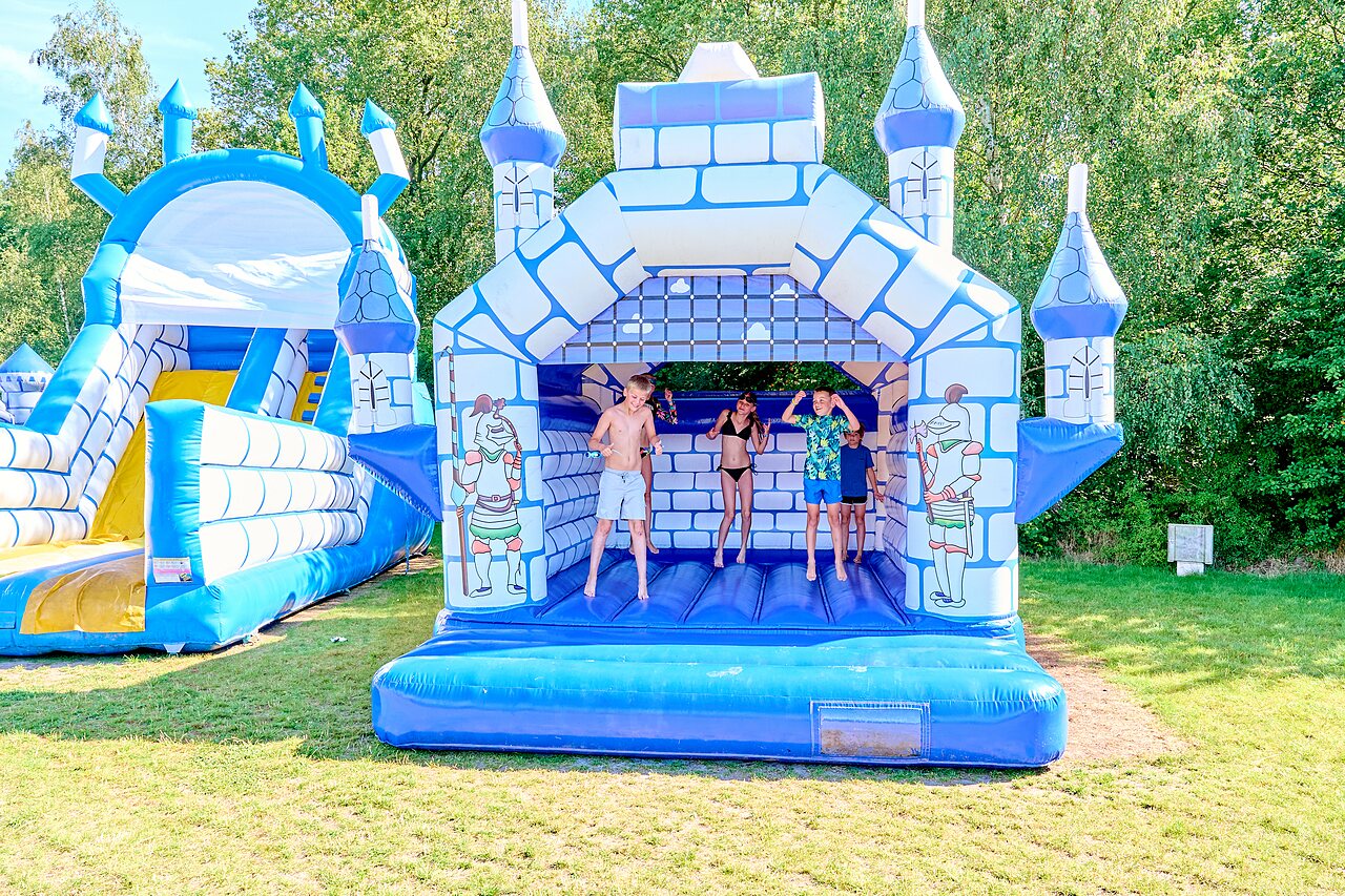 Castillo hinchable y tobog�n para ni�os en el camping CAPFUN De Eikenhof en Paasloo/Oldemarkt.