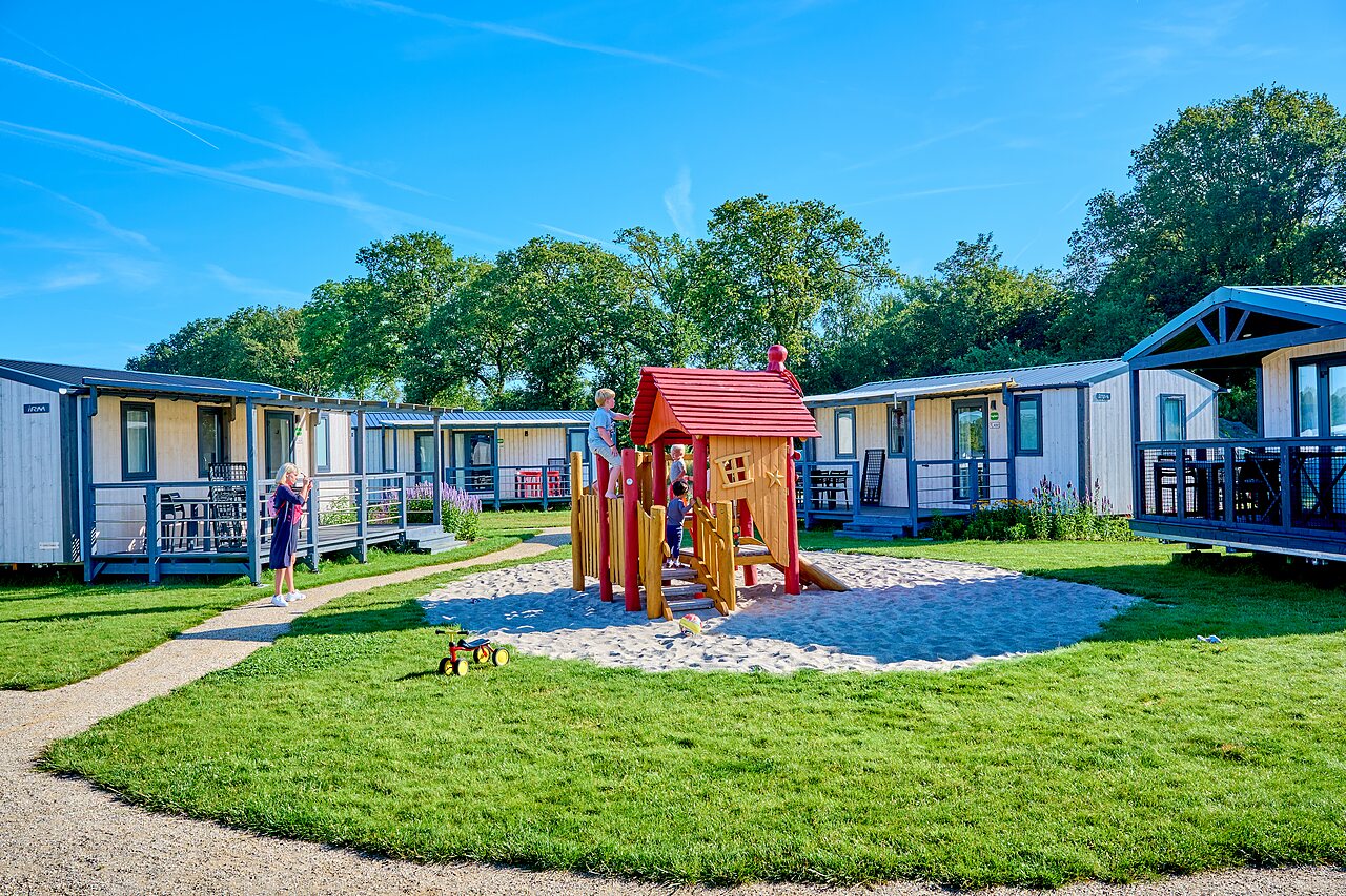 Parque infantil con ni�os y casas m�viles en CAPFUN De Eikenhof, Paasloo/Oldemarkt