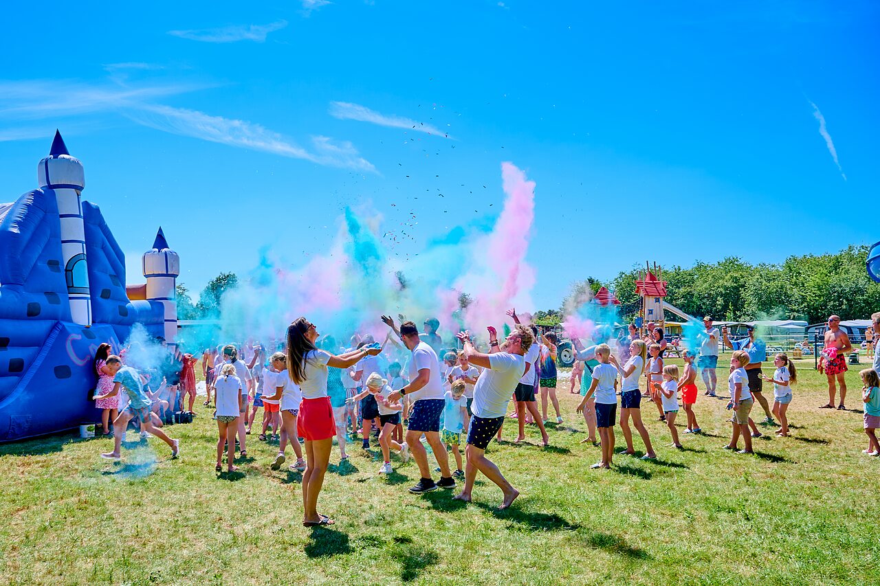 Animaci�n festival de colores, castillo hinchable en el camping CAPFUN De Eikenhof en Paasloo/Oldemarkt.