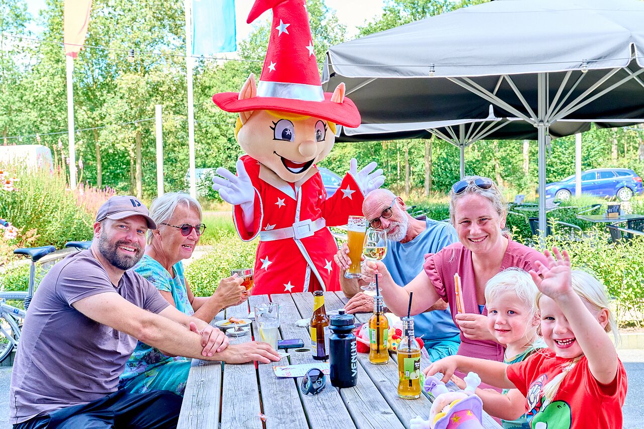 Mascota, familia y bebidas en la terraza del camping CAPFUN De Eikenhof en Paasloo/Oldemarkt.