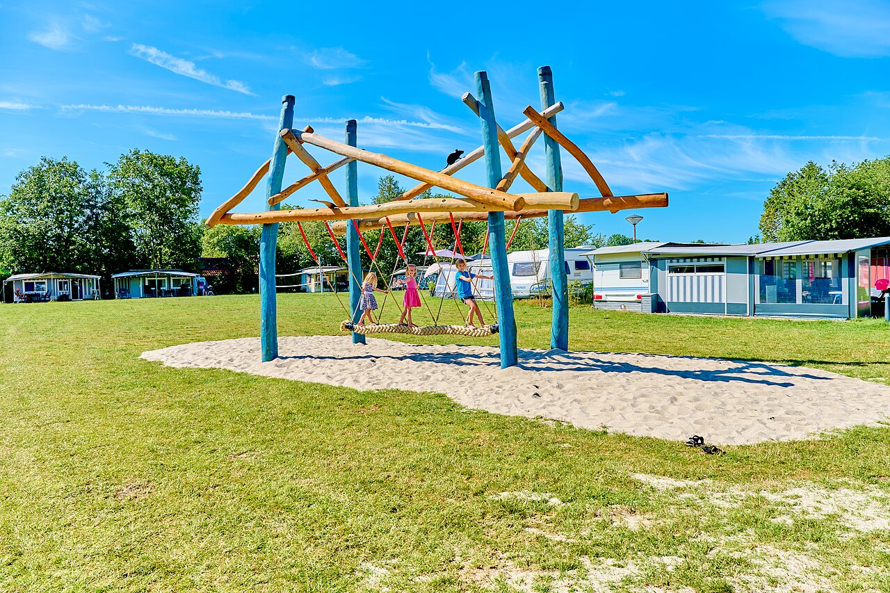 Zona de juegos puente de cuerda para ni�os en el camping CAPFUN De Eikenhof en Paasloo/Oldemarkt.
