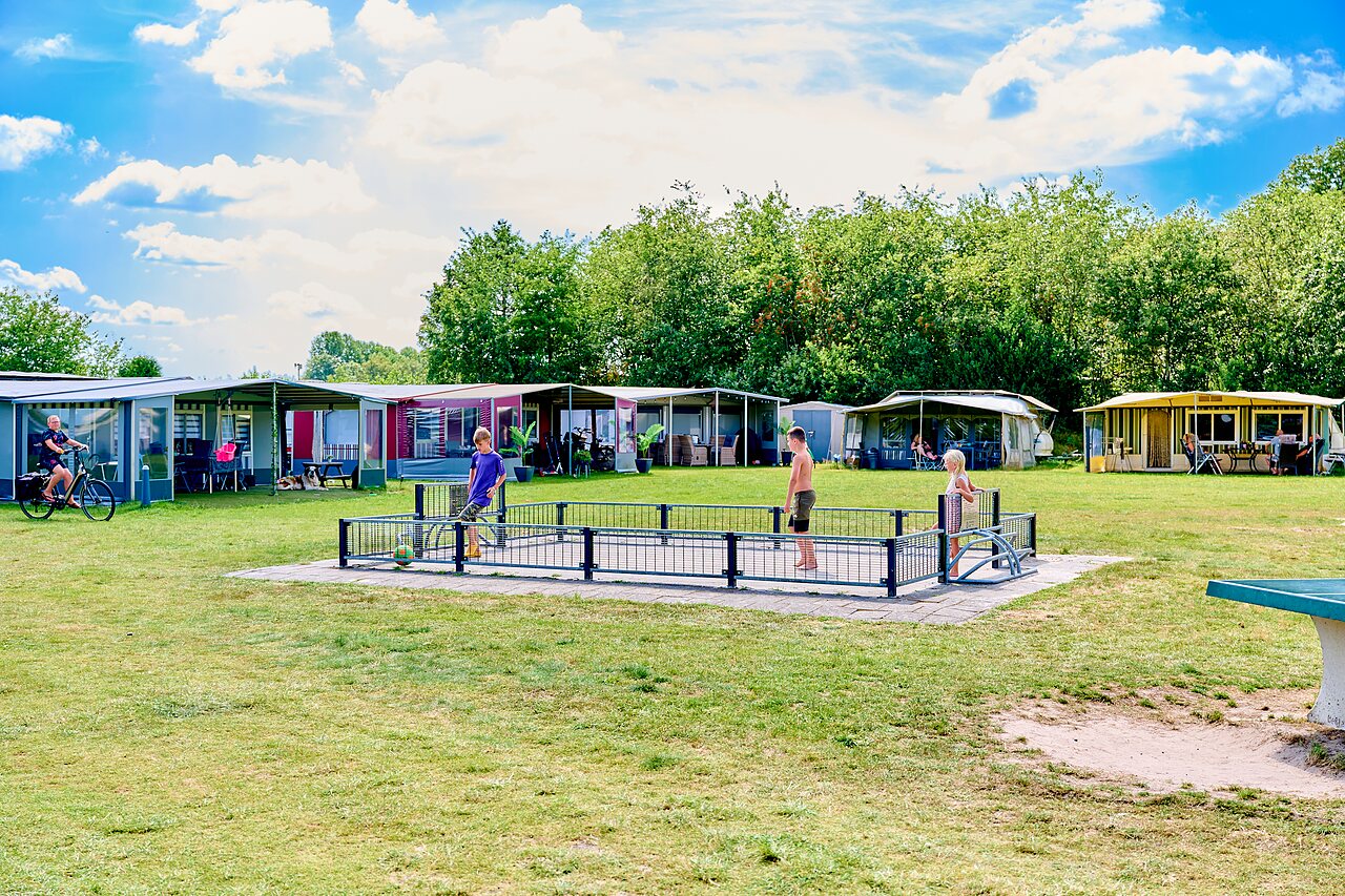 Ni�os jugando f�tbol en mini-campo, alojamientos en camping CAPFUN De Eikenhof en Paasloo/Oldemarkt.