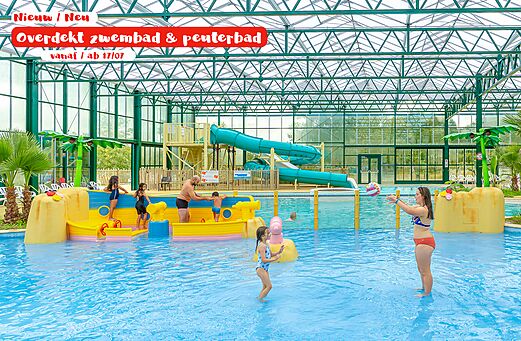 Piscina cubierta con tobogán y juegos acuáticos en el camping CAPFUN De Eikenhof en Paasloo/Oldemarkt.
