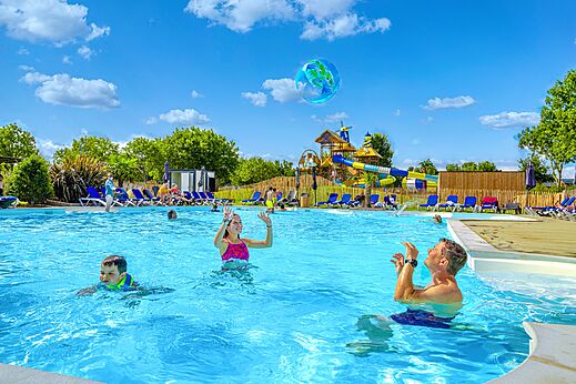 Piscina exterior, toboganes acuáticos y familia en el camping CAPFUN De Eikenhof en Paasloo/Oldemarkt.