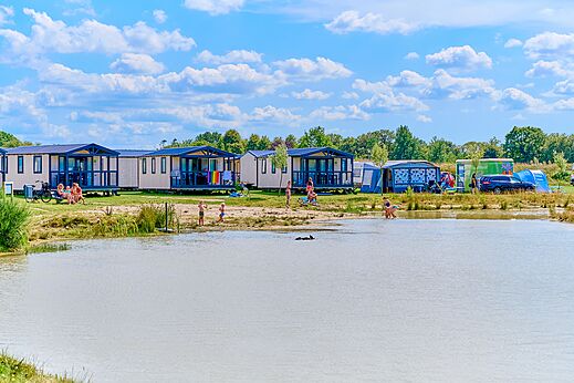 Casas móviles y lago en el camping CAPFUN De Eikenhof en Paasloo/Oldemarkt.