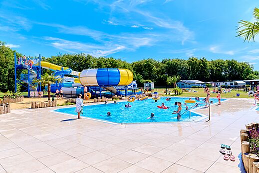Toboganes acuáticos y piscina exterior animada en el camping CAPFUN De Eikenhof en Paasloo/Oldemarkt.