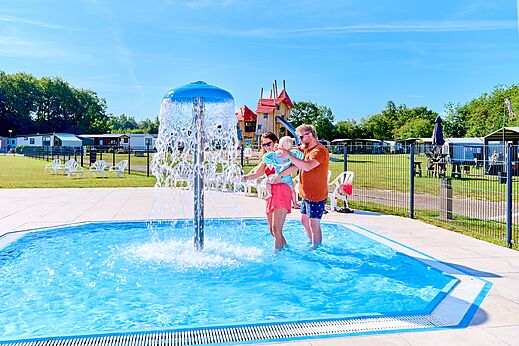 Piscina infantil con chorro en CAPFUN De Eikenhof Paasloo/Oldemarkt.