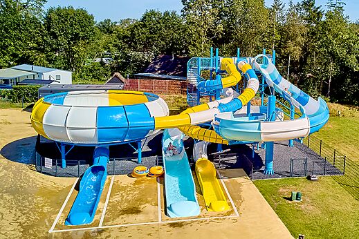 Toboganes gigantes y piscina en el camping CAPFUN De Eikenhof en Paasloo/Oldemarkt.