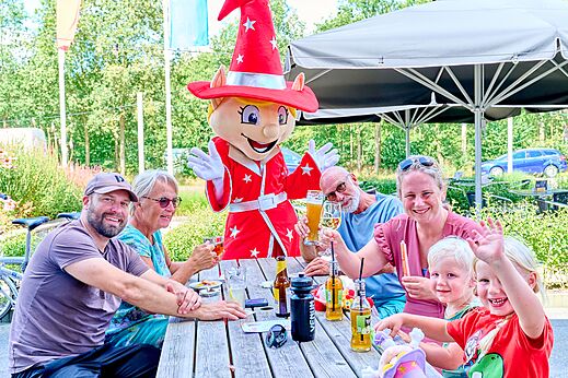 Animaci�n con mascota en el camping CAPFUN De Eikenhof en Paasloo/Oldemarkt.