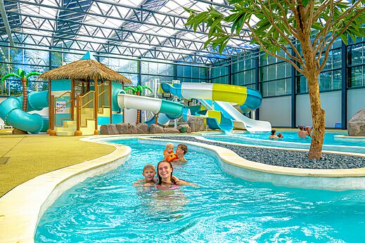 Piscina cubierta, toboganes y río lento en el camping CAPFUN De Eikenhof en Paasloo/Oldemarkt.