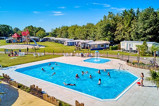 Piscina exterior con zona infantil y parque de juegos en el camping CAPFUN De Eikenhof en Paasloo/Oldemarkt.