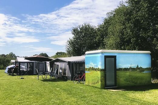 Bloque sanitario decorado y parcelas de camping CAPFUN De Eikenhof en Paasloo/Oldemarkt.