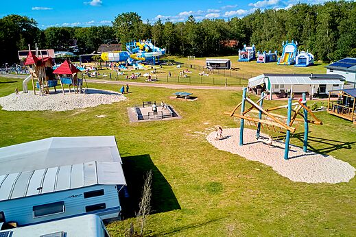 Toboganes acuáticos y juegos en camping CAPFUN De Eikenhof en Paasloo/Oldemarkt.