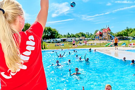 Piscina exterior animada, juegos acuáticos en el camping CAPFUN De Eikenhof en Paasloo/Oldemarkt.