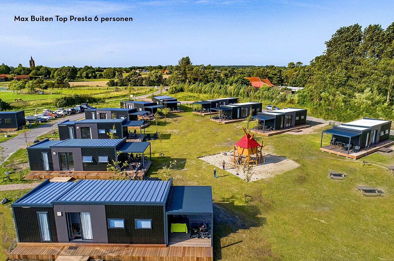 Alojamientos modernos y zona de juegos en el camping CAPFUN De Pekelinge en Oostkapelle.