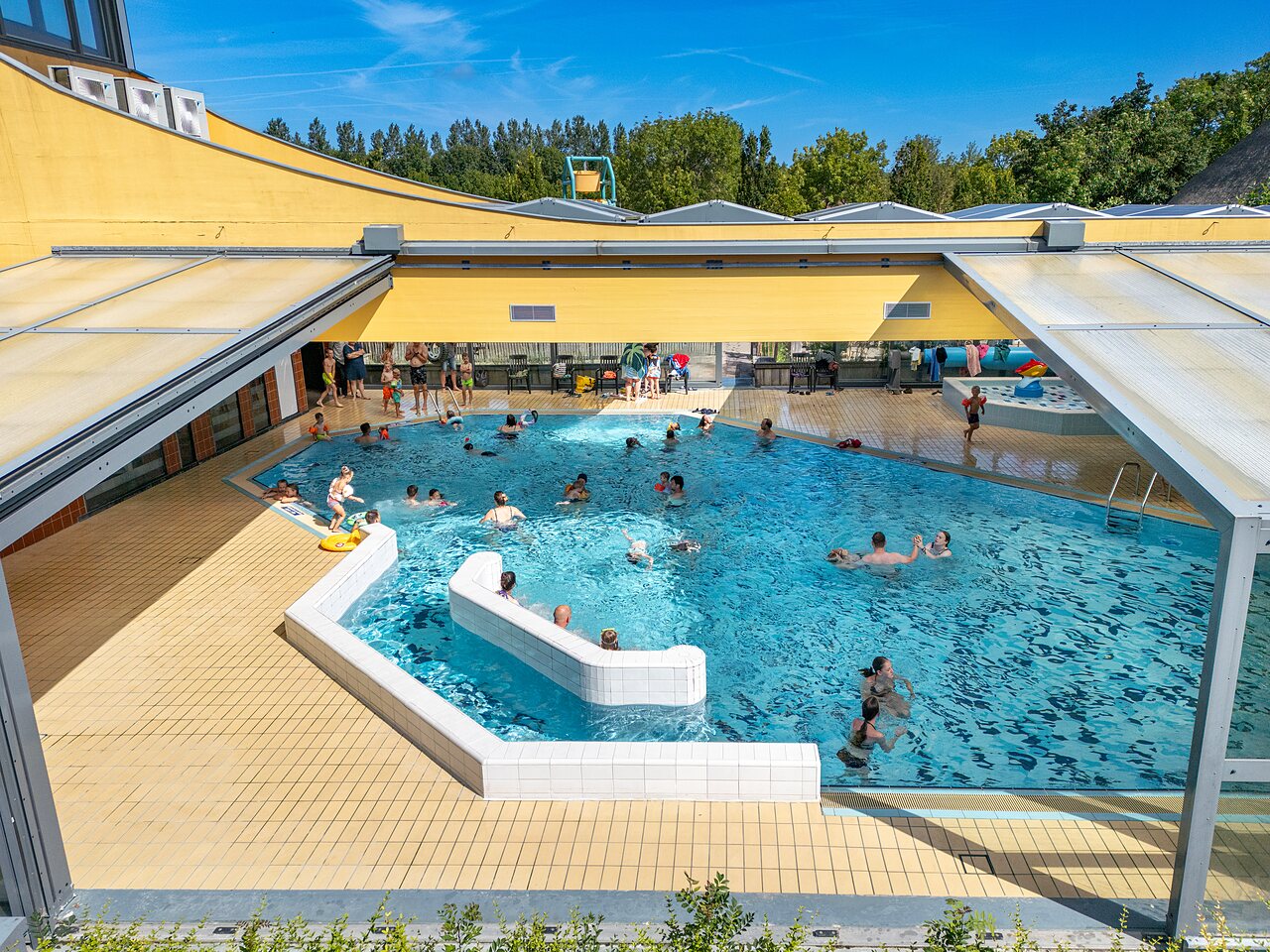 Piscina exterior climatizada con juegos acu�ticos en el camping CAPFUN De Pekelinge en Oostkapelle.