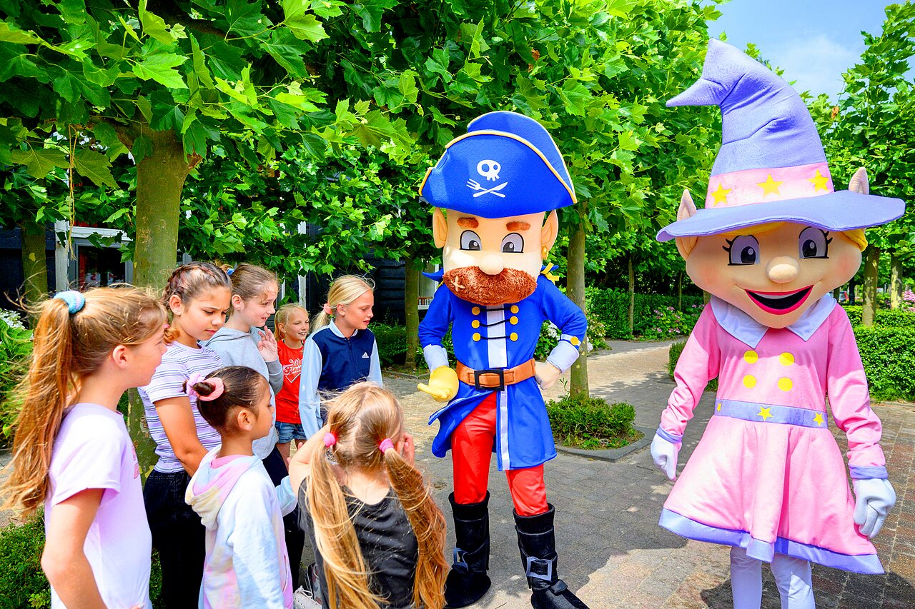 Mascotas pirata y bruja con ni�os en una animaci�n en el camping CAPFUN De Pekelinge en Oostkapelle.
