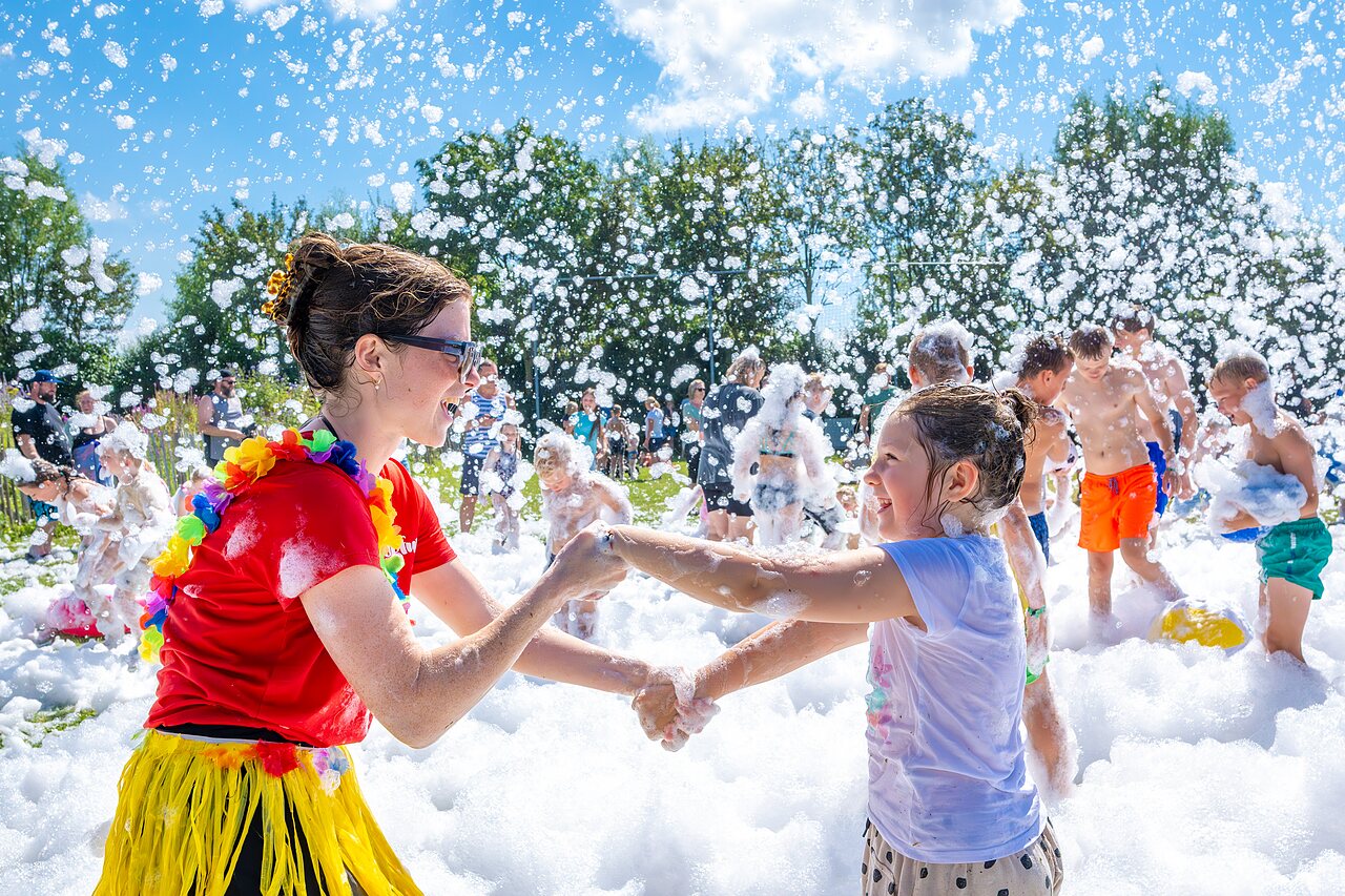 Fiesta de la espuma animada para ni�os en el camping CAPFUN De Pekelinge en Oostkapelle.