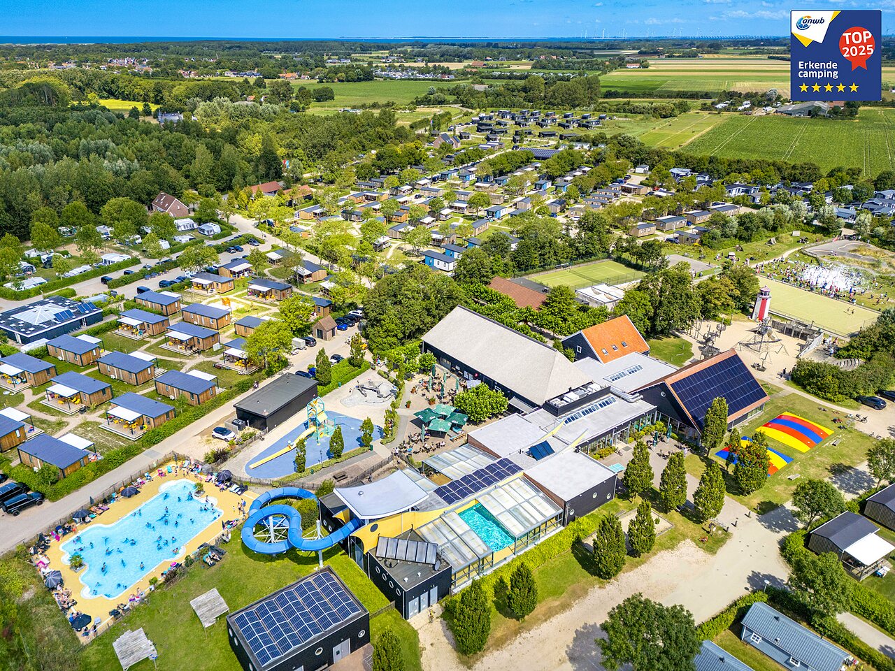 Piscinas, tobog�n acu�tico y mobil-homes del camping CAPFUN De Pekelinge en Oostkapelle.