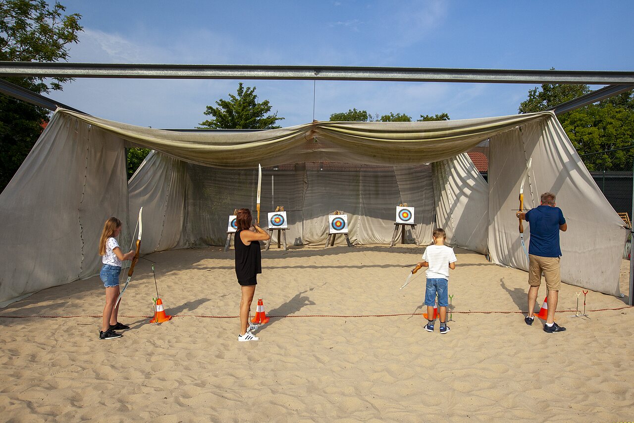 Actividad de tiro con arco para toda la familia en el camping CAPFUN De Pekelinge en Oostkapelle.