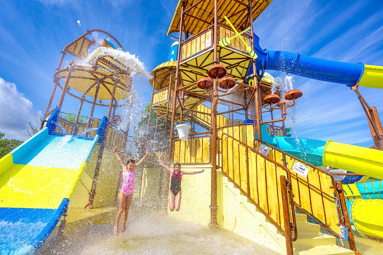 Estructura de juegos acu�ticos, toboganes y ni�os en el camping CAPFUN De Pekelinge en Oostkapelle.
