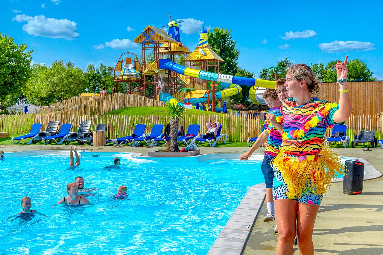 Piscina exterior con toboganes y animaci�n en el camping CAPFUN De Pekelinge en Oostkapelle.