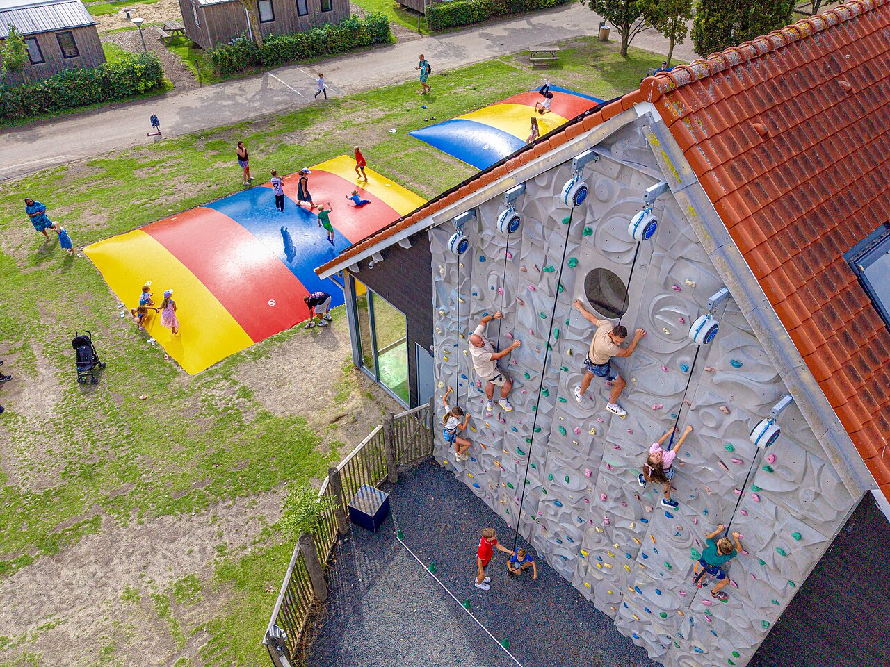 Muro de escalada y colch�n hinchable en camping CAPFUN De Pekelinge en Oostkapelle.