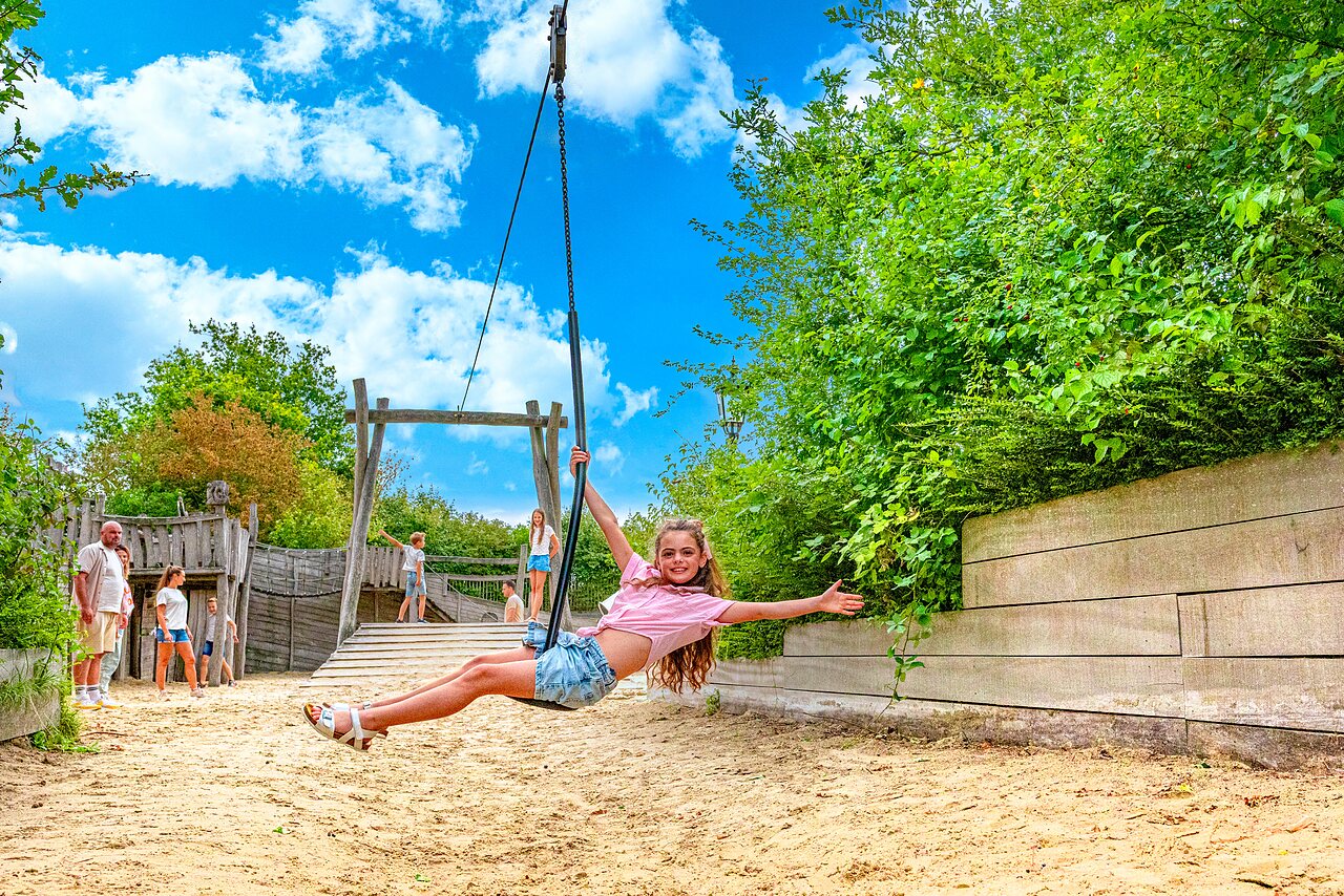 Tirolina para ni�os en la zona de juegos del camping CAPFUN De Pekelinge en Oostkapelle.