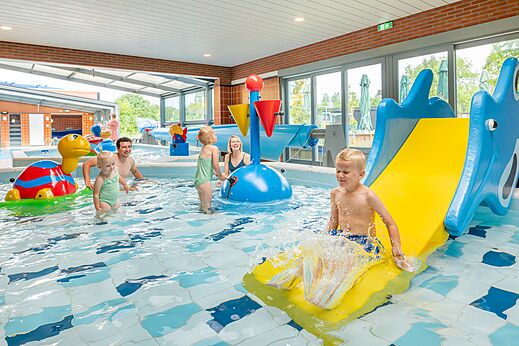 Piscina cubierta lúdica, tobogán y juegos de agua en camping CAPFUN De Pekelinge Oostkapelle.
