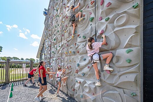 Muro de escalada con niños en el camping CAPFUN De Pekelinge en Oostkapelle.
