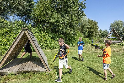 Niños jugando al laser tag al aire libre en el camping CAPFUN De Pekelinge en Oostkapelle.